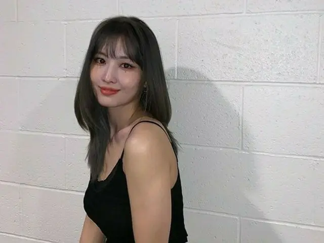 「TWICE」モモ、セクシーでグラマーなスタイル…挑発的な眼差しにドキドキ