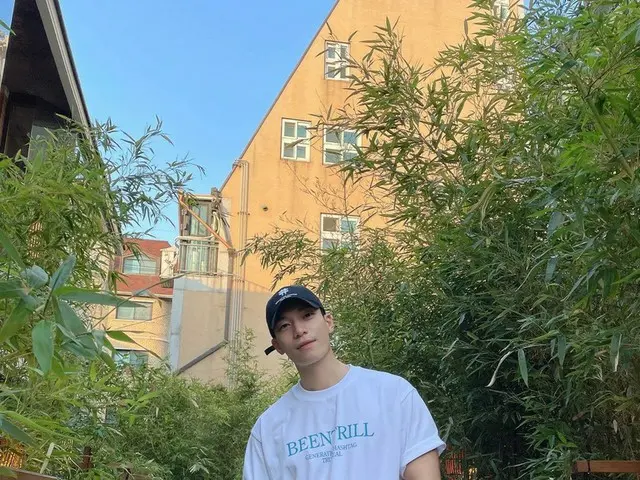 俳優ウィ・ハジュン、がっしりした広い肩…Tシャツにデニムで誇ったフィジカル