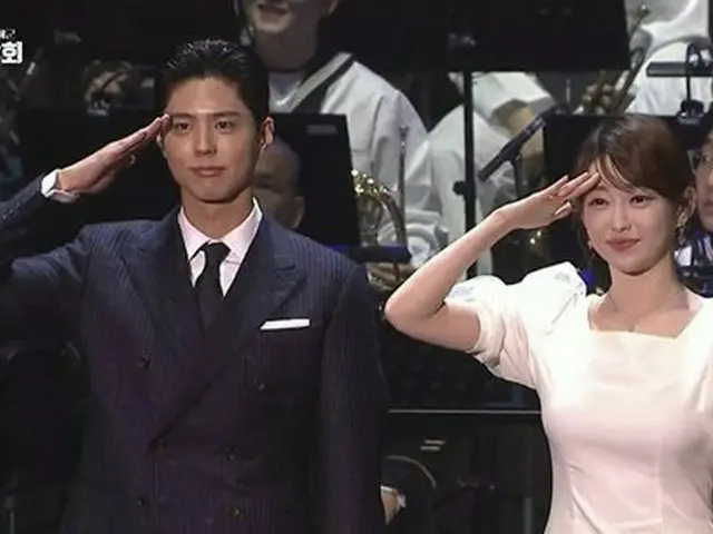 俳優パク・ボゴム、軍服を脱いで海軍イベントに参加… 「今は予備役兵長」