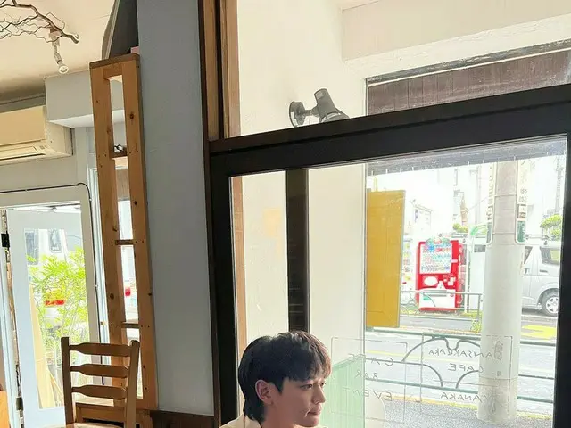「SHINee」ミンホ、日本のカフェでまったり…イケメンな横顔