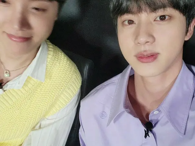 「BTS（防弾少年団）」ジン、J-HOPEと仲良しツーショット!…“うちの兄さんタグのやり方も知ってるね!!”
