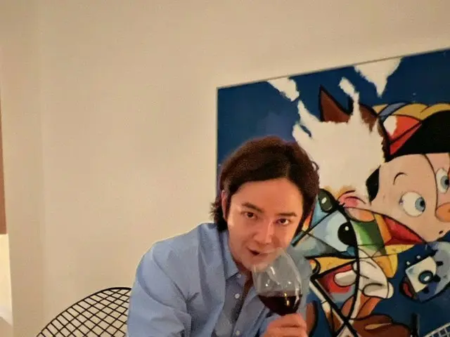 チャン・グンソク、ワイングラス片手にセクシーなカリスマ溢れる眼差し