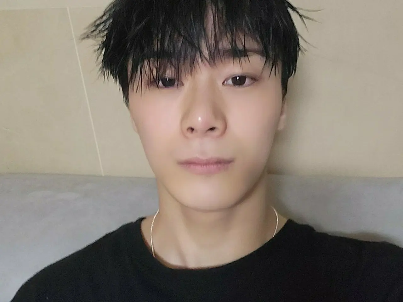 ASTRO」ムンビン、壊れたメガネに“今までご苦労さま” | wowKorea