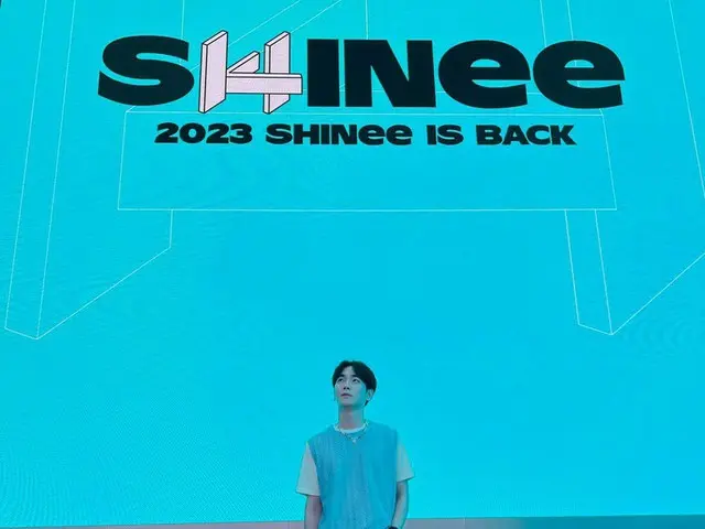 「SHINee」KEY（キー）、ファンパーティー終えて“KWANGYA”の大型モニターの前でポーズ