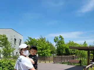 俳優ユン・サンヒョン、末っ子と散歩にお出かけ…子だくさんパパの安定的な抱っこスキル