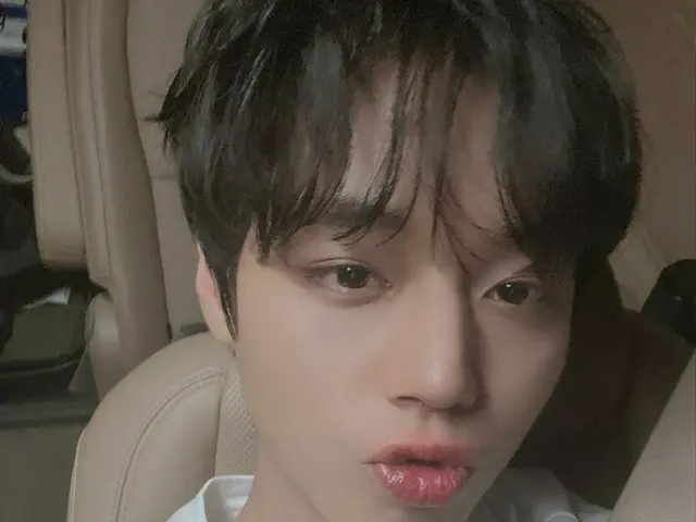 パク・ジフン、ウサギのようなかわいさでファンたちに誕生日祝いのお返し