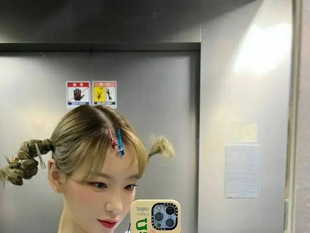 「少女時代」テヨン、かわいいツインテールでミラーセルフィー…スマホで隠れそうな小顔