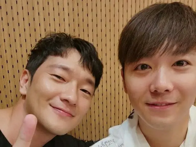 「FTISLAND」イ・ホンギ、旬の俳優ソン・ソックの隣で緊張した表情… 「は～震える」