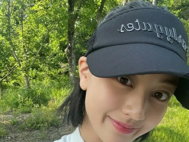 「TWICE」ジヒョ、シースルーのゴルフコーデ披露…「ゴルフ初心者の一日」