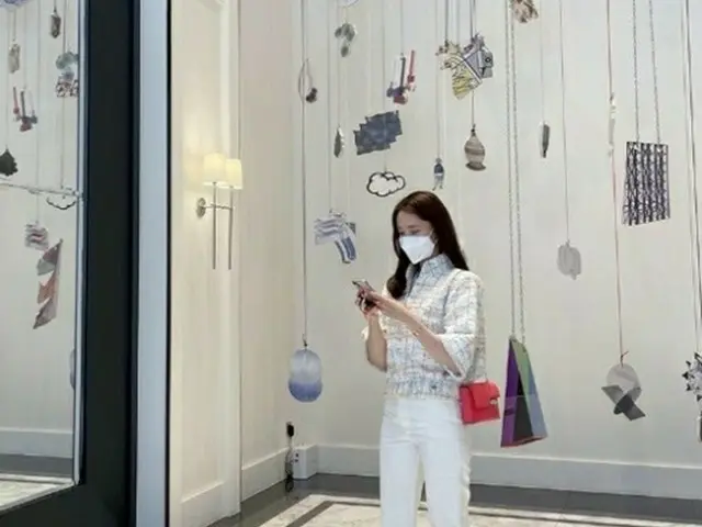 「少女時代」ユナ、オフシーズンのない美貌… 優雅な立ち姿