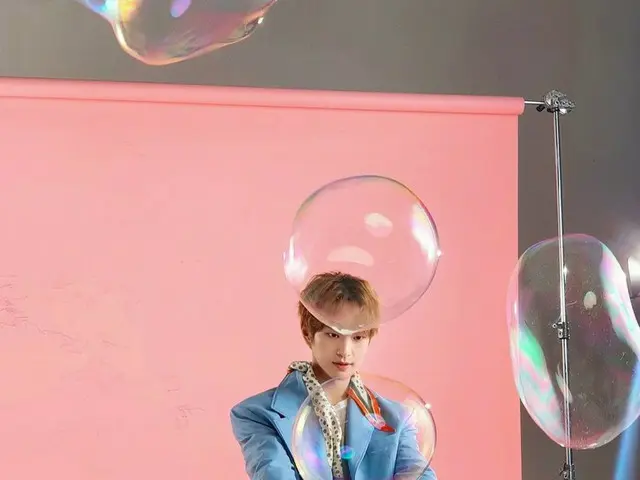 「SHINee」オンユ、ピンクの背景にブルーのスーツがよく映える…シャボン玉とたわむれる姿も