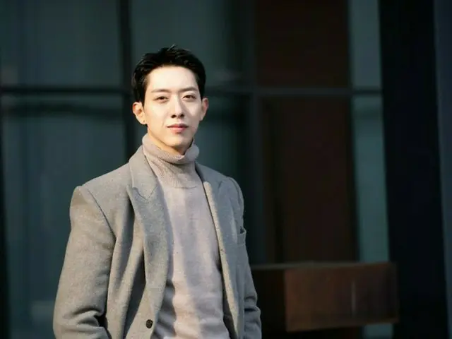 「CNBLUE」イ・ジョンシン、帰宅途中の花のイケメン弁護士…ドラマ「流れ星」のビハインドカット大公開