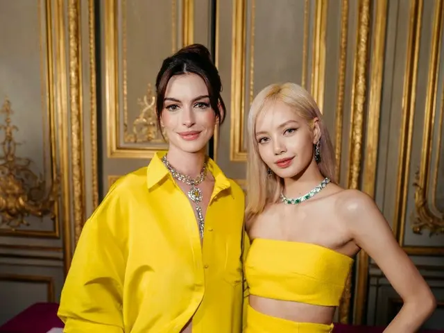 「BLACKPINK」リサ、アン・ハサウェイにも負けない美貌…イエローのドレスコード?!