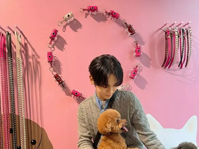 「SHINee」KEY（キー）、愛犬コムデ＆ギャルソンとイベントに参加して疲れた表情