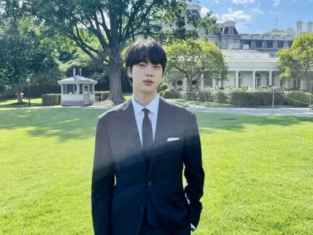 「BTS（防弾少年団）」ジン、ホワイトハウスの豊かな自然の中でもひときわ目を引くビジュアル