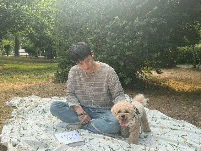 ソ・イングク、子犬と座っているだけでグラビア…”ほんとに散歩中なの？”