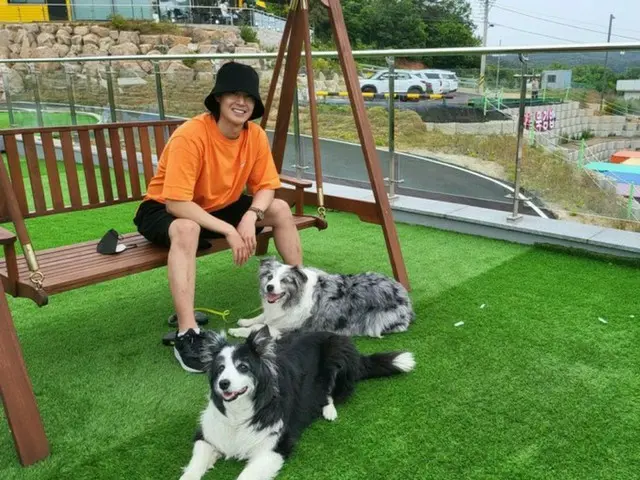 キム・ヒョンジュン（リダ）、愛犬と一緒にゆとりあるカフェデート