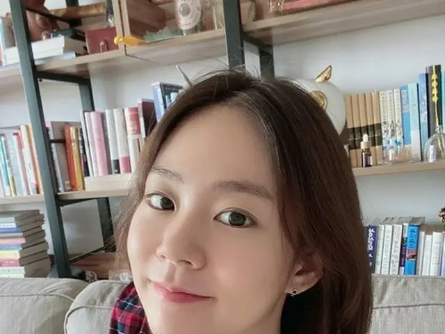 「KARA」ハン・スンヨン、大胆なスリットで太もも露出…果敢で清純な日常コーデ