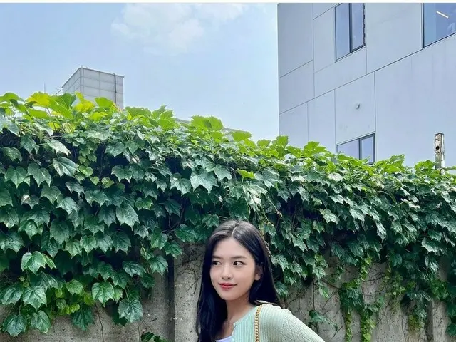 「IVE」アン・ユジン、散歩を楽しむ女神…“あふれる清純美”