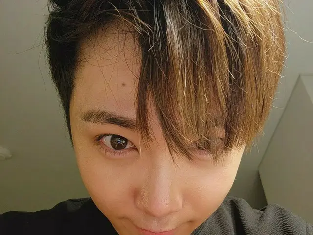 「FTISLAND」イ・ホンギ、角度無視のセルフィーでもイケメン…ファンたちに“GN（Good Night）”