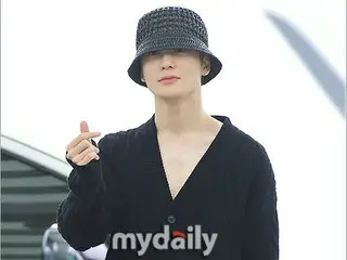 【空港写真】「NCT 127」ジェヒョン、素敵な指ハート…なにげにバッグが「NCT」カラー