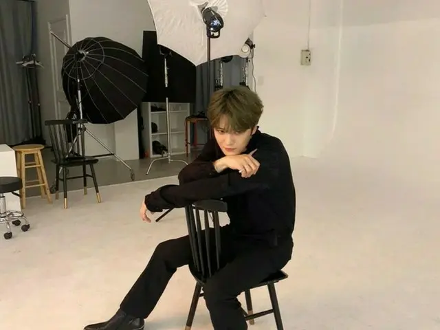 キム・ジェジュン、椅子に座っただけでかっこいい