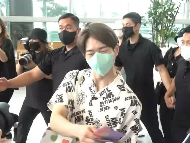 【フォト】「SHINee」オンユ、SHINeeカラーのマスクをして日本のシャウォルたちに会いに日本へ～～（動画あり）