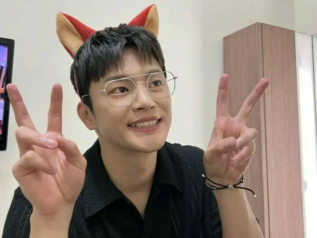 “歌手カムバック”ソ・イングク、動物の耳つけてファンたちに愛嬌（あいきょう）ふりまく