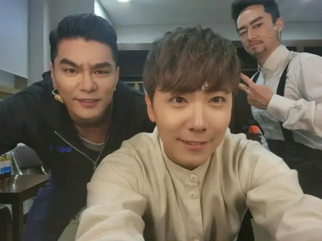 「FTISLAND」イ・ホンギ、ミュージカル公演前にファンにあいさつ