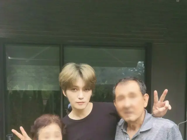 キム・ジェジュン、両親と一緒にほのぼのとした家族写真