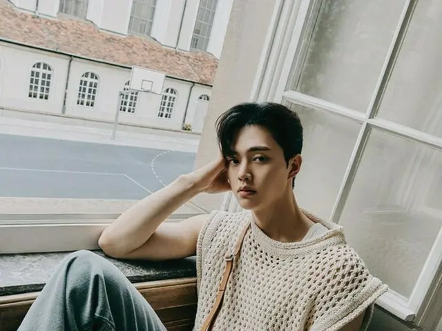 俳優ソン・ガン、スイスの街角で輝く魅力【グラビア】