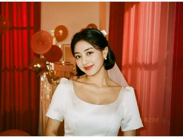 「TWICE」ジヒョ、ウェディングドレスも良く似合う華やかな美貌