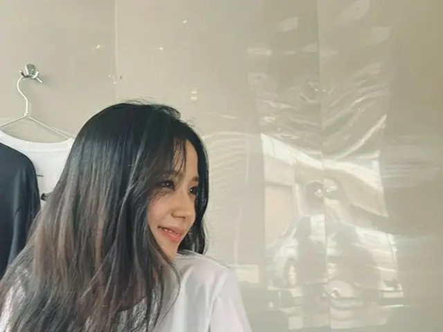 「BLACKPINK」ジス、笑う女神…横姿も芸術的な美しさ