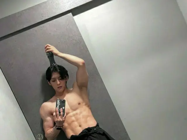 「BTOB」イ・ミンヒョク、鍛えられた腹筋披露…まるで“ハルク”のよう
