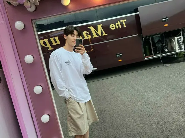 「NU’EST」出身ファン・ミンヒョン、飾らなくてもイケメン…ラフなスタイルでミラーセルフィー