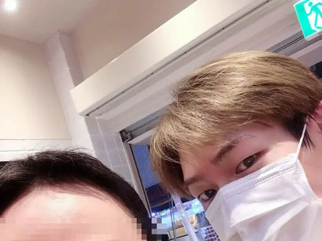 「SHINee」オンユ、新大久保にあるペク・ジョンウォンが展開する飲食店を訪問し認証ショット
