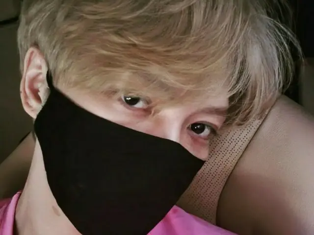 キム・ジェジュン、鮮やかなピンクもおしゃれに着こなす…”久しぶりに金髪”