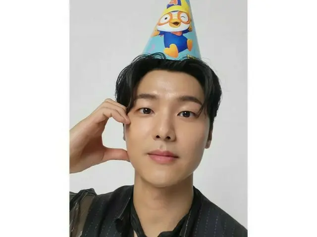 「CNBLUE」カン・ミンヒョク、誕生日を祝ってくれた人々に感謝のあいさつ…ジョンシンもお祝い