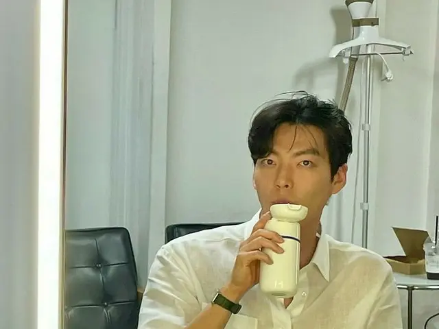 俳優キム・ウビン、白いシャツが広い肩幅に映える…何の撮影準備?