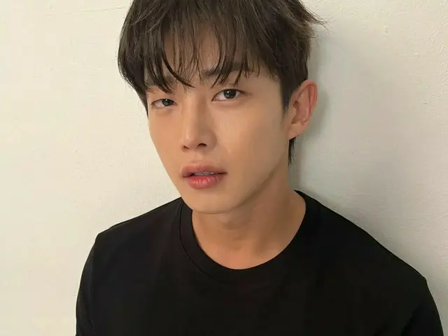 俳優キム・ミンソク、プロフィール撮影ビハインドを公開…これが33歳のビジュアル?!