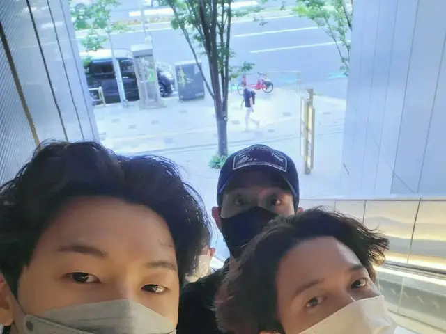 「CNBLUE」、約4年半ぶりに日本来日！”イケメンの隣もイケメン、スリーショット投稿”