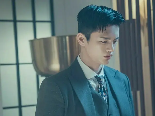 ソ・イングク、スーツ姿の男巫に完ぺき変身…“きょうも美男堂”