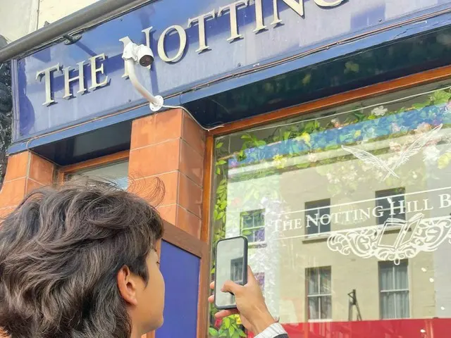 「SHINee」ミンホ、ロンドン滞在中の写真を公開…映画「ノッティングヒルの恋人」の舞台となった書店の前で