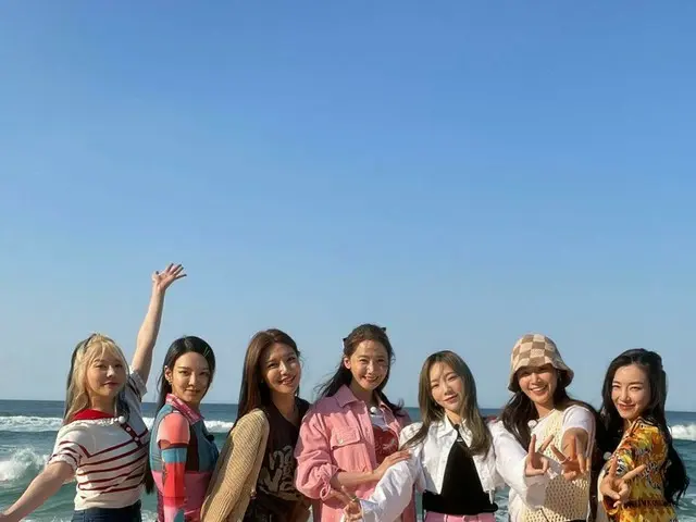 「少女時代」スヨン、「少女時代」の海旅行団体写真公開…“青春はすぐに今”