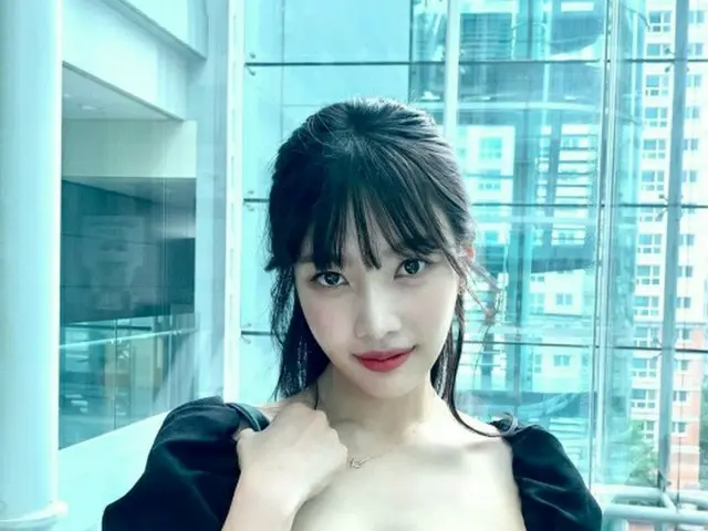 「Red Velvet」ジョイ、背中のあいたワンピース…スリムなスタイル誇示
