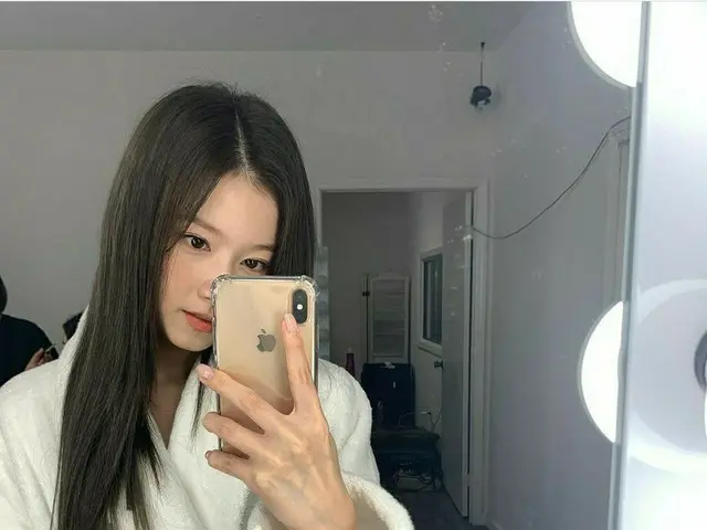「TWICE」サナ、バスローブを着て撮影準備中？…この美貌は歴代級