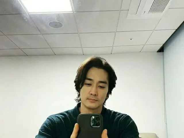 俳優ソン・スンホン、40代後半になってもイケメンは不変… セルフィーで近況公開