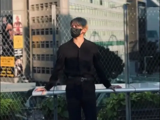 キム・ジュンス、オールブラックで映画のワンシーン…”ジュンスは今東京！”（動画あり）