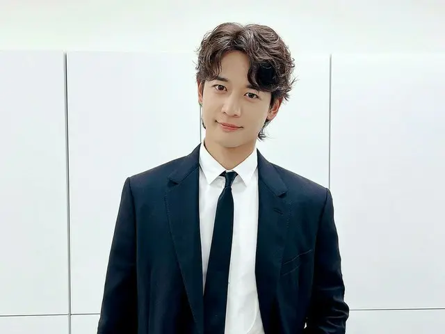 「SHINee」ミンホ、ベルボトムパンツも着こなす炎のカリスマ