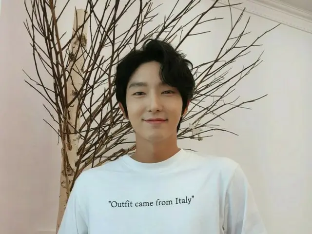 イ・ジュンギ、さわやかな笑顔で週末のあいさつ…ファンへの愛情たっぷり